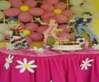 Kutlama mumlar, hediyeler ve balonlar ile doğumgünü pastası